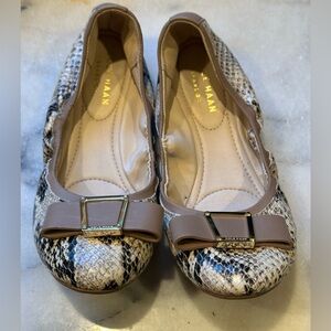 Cole Haan Light Brown Cream Snakeskin Flats Bow Tan  and Black on the side Sz 6B